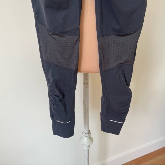 Athleta Flint Gray Relay Reflective Tight Ruched Calf Leggings 903959 EUC Size S - Picture 6 of 11